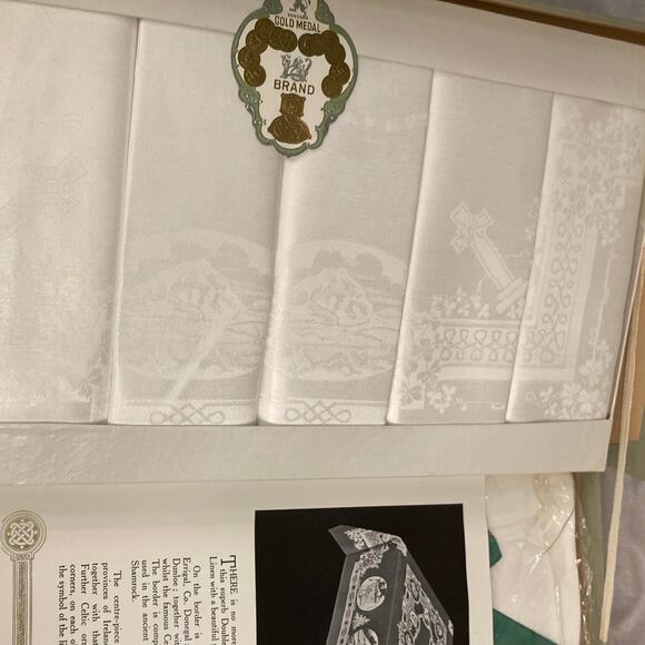 Irish Linen Vintage Damask Tablecloth 54x72 and Napkins 16x16 New In Box - Picture 5 of 12